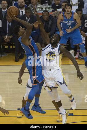 Oklahoma City Thunder, Paul George (L) schießt über Golden State Warriors vorwärts Draymond Grün (23) im zweiten Quartal in der Oracle Arena in Oakland, Kalifornien am 16. Oktober 2018. Die Krieger besiegt den Donner 108-100. Foto von Terry Schmitt/UPI Stockfoto