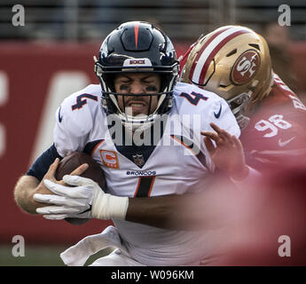 Denver Broncos quarterback Fall Keenum (4) ist sacked durch San Francisco 49ers defensive Ende Ronald Blair (98) einen Verlust von 10 Yards im zweiten Quartal bei Levi's Stadion in Santa Clara, Kalifornien, am 9. Dezember 2018. Die 49ers besiegten die Broncos 20-14. Foto von Terry Schmitt/UPI Stockfoto