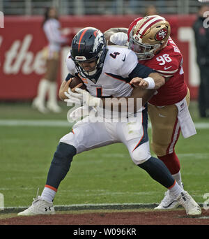 Denver Broncos quarterback Fall Keenum (4) ist sacked durch San Francisco 49ers defensive Ende Ronald Blair (98) einen Verlust von 10 Yards im zweiten Quartal bei Levi's Stadion in Santa Clara, Kalifornien, am 9. Dezember 2018. Die 49ers besiegten die Broncos 20-14. Foto von Terry Schmitt/UPI Stockfoto