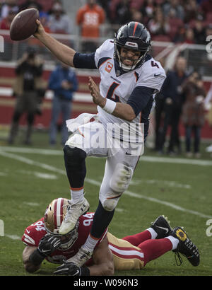 Denver Broncos quarterback Fall Keenum (4) Tänze von San Francisco 49ers defensive Ende Solomon Thomas (94), die im zweiten Quartal bei Levi's Stadion in Santa Clara, Kalifornien, am 9. Dezember 2018. Die 49ers besiegten die Broncos 20-14. Foto von Terry Schmitt/UPI Stockfoto