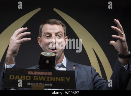 Clemson Tiger Head Coach Dabo Swinney beschreibt die erste Tumbleweed seines Lebens dem drücken Sie auf Medien Tag für die 2019 College Football Endspiel nationale Meisterschaft auf der SAP-Center in San Jose, Kalifornien, am 5. Januar 2019. Alabama Crimson Tide wird die Clemson Tiger bei Levi's Stadion in Santa Clara, Kalifornien, spielen sie am 7. Januar. Foto von Terry Schmitt/UPI Stockfoto