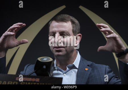 Clemson Tiger Head Coach Dabo Swinney beschreibt die erste Tumbleweed seines Lebens dem drücken Sie auf Medien Tag für die 2019 College Football Endspiel nationale Meisterschaft auf der SAP-Center in San Jose, Kalifornien, am 5. Januar 2019. Alabama Crimson Tide wird die Clemson Tiger bei Levi's Stadion in Santa Clara, Kalifornien, spielen sie am 7. Januar. Foto von Terry Schmitt/UPI Stockfoto