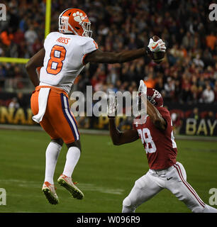 Clemson Tiger wide receiver Justyn Ross (8) macht eine einhändige Empfang eines Trevor Lawrence Pass über Alabama Crimson Tide Defensive zurück Josh Jobe (28) Im dritten Quartal an den NCAA College Football Endspiel nationale Meisterschaft bei Levi's Stadion am 7. Januar 2019 in Santa Clara, Kalifornien. Clemson besiegt Alabama44-16-die erste bis 15-0 Championship Team werden. Foto von Terry Schmitt/UPI Stockfoto