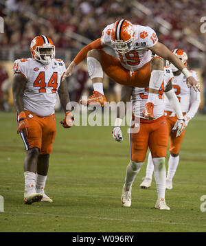 Clemson Tiger Sicherheit Tanner Muse (19) Sprünge in der Feier nach dem Stoppen Alabama Crimson Tide auf einen vierten spielen unten im vierten Quartal an den NCAA College Football Endspiel nationale Meisterschaft bei Levi's Stadion am 7. Januar 2019 in Santa Clara, Kalifornien. Clemson besiegt Alabama44-16-die erste bis 15-0 Championship Team werden. Foto: Ken Levine/UPI Stockfoto