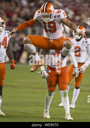 Clemson Tiger Sicherheit Tanner Muse (19) Sprünge in der Feier nach dem Stoppen Alabama Crimson Tide auf einen vierten spielen unten im vierten Quartal an den NCAA College Football Endspiel nationale Meisterschaft bei Levi's Stadion am 7. Januar 2019 in Santa Clara, Kalifornien. Clemson besiegt Alabama44-16-die erste bis 15-0 Championship Team werden. Foto: Ken Levine/UPI Stockfoto