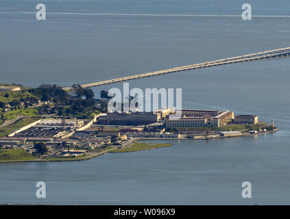 San Quentin State Prison, gesehen von der Spitze des Mount Tamalpias, unten die Richmond-San Rafael Bridge in Marin County, Kalifornien am 18. Februar 2019 zu sehen ist. Cool wolkenlosem Wetter, Regen und Licht Verkehr auf den President's führte zu einem uncommenly klaren Tag in der Bay Area. Foto von Terry Schmitt/UPI Stockfoto