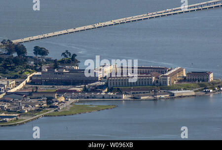 San Quentin State Prison, gesehen von der Spitze des Mount Tamalpias, unten die Richmond-San Rafael Bridge in Marin County, Kalifornien am 18. Februar 2019 zu sehen ist. Cool wolkenlosem Wetter, Regen und Licht Verkehr auf den President's führte zu einem uncommenly klaren Tag in der Bay Area. Foto von Terry Schmitt/UPI Stockfoto