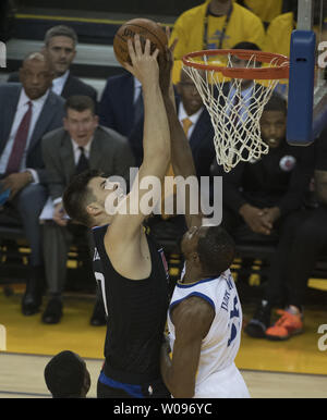 LA Clippers Zentrum Ivica Zubac (L) stellt einen Schuß gegen Golden State Warriors forward Kevin Durant in der ersten Hälfte der NBA Endspiele in der Oracle Arena in Oakland, Kalifornien am 13. April 2019. Die Krieger besiegt die Scherer 121-104. Foto von Terry Schmitt/UPI Stockfoto