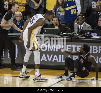 Golden State Warriors forward Kevin Durant (35) steht über LA Clippers guard Patrick Beverley (21) in der zweiten Hälfte der NBA Endspiele in der Oracle Arena in Oakland, Kalifornien am 13. April 2019. Beide Spieler wurden ausgestoßen. Die Krieger besiegt die Scherer 121-104. Foto von Terry Schmitt/UPI Stockfoto