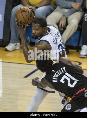 Golden State Warriors forward Kevin Durant (35) hält den Ball vom LA Clippers guard Patrick Beverley (21) in der zweiten Hälfte der NBA Endspiele in der Oracle Arena in Oakland, Kalifornien am 13. April 2019. Die Krieger besiegt die Scherer 121-104. Foto von Terry Schmitt/UPI Stockfoto