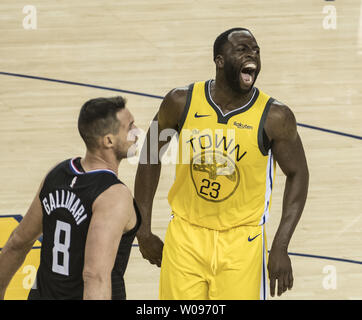 Golden State Warriors vorwärts Draymond Grün (23) kreischt vor dem LA Clippers vorwärts Danilo Gallinari (8) in der ersten Hälfte des Spiel zwei der NBA Endspiele in der Oracle Arena in Oakland, Kalifornien am 15. April 2019. Die Scherer schockiert die Krieger mit einem 31 Punkt Comeback zu gewinnen, 135-131. Foto von Terry Schmitt/UPI Stockfoto