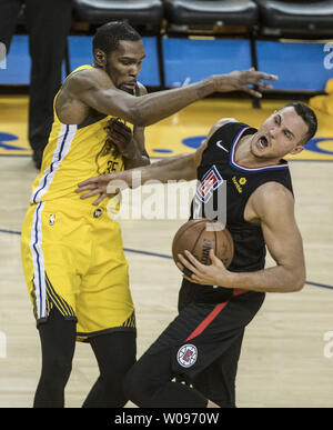 Golden State Warriors forward Kevin Durant (35) Fouls LA Clippers vorwärts Danilo Gallinari (8) in der zweiten Hälfte des Spiel zwei der NBA Endspiele in der Oracle Arena in Oakland, Kalifornien am 15. April 2019. Die Scherer schockiert die Krieger mit einem 31 Punkt Comeback zu gewinnen, 135-131. Foto von Terry Schmitt/UPI Stockfoto