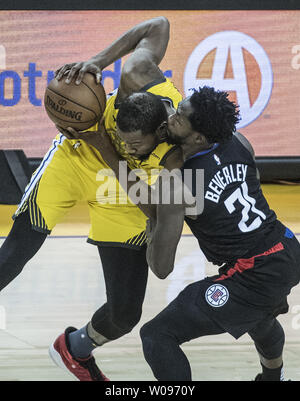 Golden State Warriors forward Kevin Durant (35) lehnt sich in LA Clippers guard Patrick Beverley (21) in der zweiten Hälfte des Spiel zwei der NBA Endspiele in der Oracle Arena in Oakland, Kalifornien am 15. April 2019. Die Scherer schockiert die Krieger mit einem 31 Punkt Comeback zu gewinnen, 135-131. Foto von Terry Schmitt/UPI Stockfoto