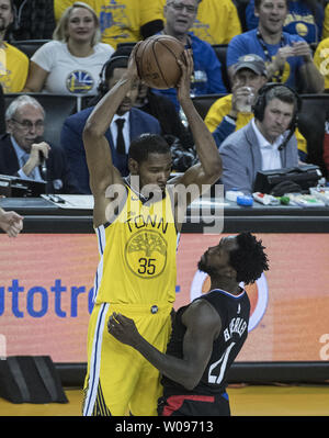 Golden State Warriors forward Kevin Durant (35) Türme über LA Clippers guard Patrick Beverley (21) in der zweiten Hälfte des Spiel zwei der NBA Endspiele in der Oracle Arena in Oakland, Kalifornien am 15. April 2019. Die Scherer schockiert die Krieger mit einem 31 Punkt Comeback zu gewinnen, 135-131. Foto von Terry Schmitt/UPI Stockfoto