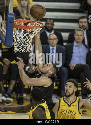 LA Clippers vorwärts Danilo Gallinari (8) zwischen dem Golden State Warriors guard Klay Thompson (R) und Draymond Grün für zwei in der zweiten Hälfte des Spiel zwei der NBA Endspiele geht in der Oracle Arena in Oakland, Kalifornien am 15. April 2019. Die Scherer schockiert die Krieger mit einem 31 Punkt Comeback zu gewinnen, 135-131. Foto von Terry Schmitt/UPI Stockfoto