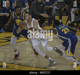 LA Clippers vorwärts Danilo Gallinari (8) Laufwerke zwischen Golden State Warriors forward Kevin Durant (35) und Forward Draymond Grün (23) in Spiel 5 der NBA playoffss in der Oracle Arena in Oakland, Kalifornien am 24. April 2019. Foto von Terry Schmitt/UPI Stockfoto