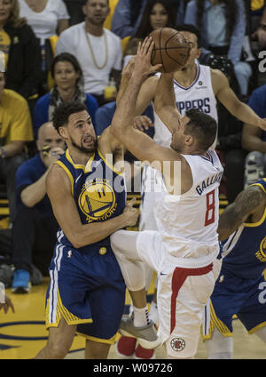 Golden State Warriors guard Klay Thompson (11.) versucht, LA Clippers vorwärts zu blockieren Danilo Gallinari (8) in der ersten Hälfte des Spiel 5 der NBA Endspiele in der Oracle Arena in Oakland, Kalifornien am 24. April 2019. Die Clippers besiegten die Krieger 129-121. Foto von Terry Schmitt/UPI Stockfoto