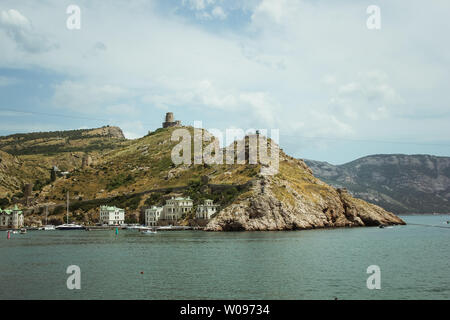 Die Bucht von balaklawa und die Ruinen der Genueser Festung Cembalo. Balaklawa, Krim. schöne Seascape Stockfoto