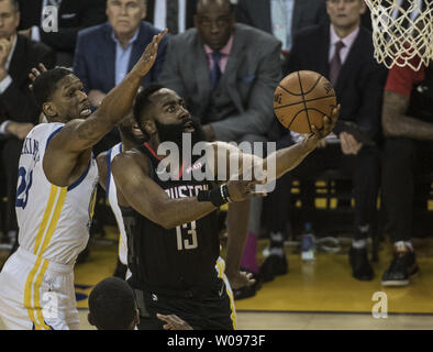 Houston Rockets guard James Harden (13) Legt bis einen Schuß vor der Golden State Warriors, Alfonzo McKinnie (28) im ersten Quartal Spiel eins der Western Conference Halbfinale der NBA Endspiele in der Oracle Arena in Oakland, Kalifornien am 28. April 2019. Foto von Terry Schmitt/UPI Stockfoto