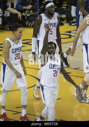 LA Clippers guard Patrick Beverley (21), feiert das Zeichnen eines Laden Aufruf gegen die Golden State Warriors in der zweiten Hälfte des Spiel 5 der NBA Endspiele in der Oracle Arena in Oakland, Kalifornien am 24. April 2019. Die Clippers besiegten die Krieger 129-121. Foto von Terry Schmitt/UPI Stockfoto