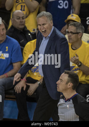 Houston Rockets Head Coach Mike D'Antoni schreit ein Beamter nach der ein technisches Foul in der zweiten Hälfte gegen die Golden State Warriors in Spiel eins der Western Conference Halbfinale der NBA Endspiele in der Oracle Arena in Oakland, Kalifornien am 28. April 2019. Die Krieger besiegt die Raketen 104-100. Foto von Terry Schmitt/UPI Stockfoto