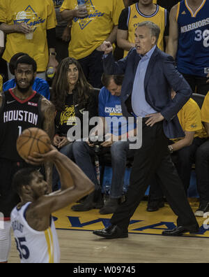 Houston Rockets Head Coach Mike D'Antoni weiterhin bei den Beamten nach der ein technisches Foul als Golden State Warriors forward Kevin Durant (35) Schuss in der zweiten Hälfte des Spiel eins der Western Conference Halbfinale der NBA Endspiele dauert in der Oracle Arena in Oakland, Kalifornien am 28. April 2019 zu schreien. Die Krieger besiegt die Raketen 104-100. Foto von Terry Schmitt/UPI Stockfoto