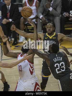 Houston Rockets guard James Harden (13) bekommt einen Daumen in die Augen von Golden State Warriors vorwärts Draymond Grün (23) im ersten Quartal Spiel zwei der Western Conference Halbfinale der NBA Endspiele in der Oracle Arena in Oakland, Kalifornien am 30. April 2019. Foto von Terry Schmitt/UPI Stockfoto