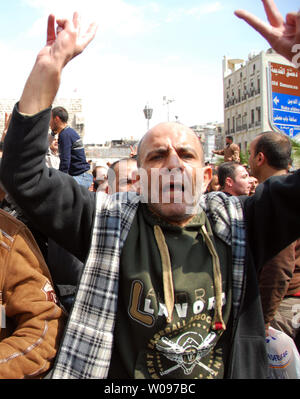 Anti-syrischen Regierung Protesters shout Slogans während einer Demonstration am Souk Al-Hamadiyeh Straße am Freitag, 25. März 2011, nach Freitag Gebete bei Omayyed Moschee im Zentrum der Altstadt von Damaskus in Syrien. Hunderte von syrer Demonstranten skandierten Parolen fordern die Absetzung des syrischen Präsidenten Baschar al-Assad. UPI/Ali Bitar Stockfoto