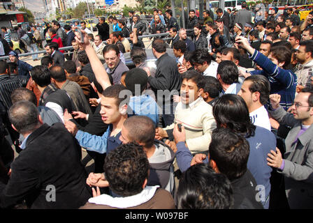 Anti-syrischen Regierung Protesters shout Slogans während einer Demonstration am Souk Al-Hamadiyeh Straße am Freitag, 25. März 2011, nach Freitag Gebete bei Omayyed Moschee im Zentrum der Altstadt von Damaskus in Syrien. Hunderte von syrer Demonstranten skandierten Parolen fordern die Absetzung des syrischen Präsidenten Baschar al-Assad. UPI/Ali Bitar Stockfoto