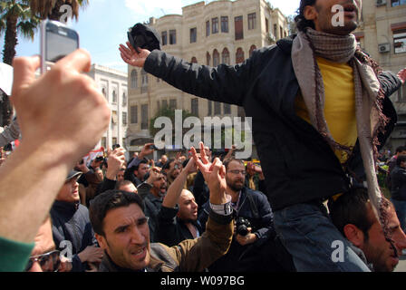 Anti-syrischen Regierung Protesters shout Slogans während einer Demonstration am Souk Al-Hamadiyeh Straße am Freitag, 25. März 2011, nach Freitag Gebete bei Omayyed Moschee im Zentrum der Altstadt von Damaskus in Syrien. Hunderte von syrer Demonstranten skandierten Parolen fordern die Absetzung des syrischen Präsidenten Baschar al-Assad. UPI/Ali Bitar Stockfoto