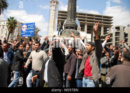 Anti-syrischen Regierung Protesters shout Slogans während einer Demonstration am Souk Al-Hamadiyeh Straße am Freitag, 25. März 2011, nach Freitag Gebete bei Omayyed Moschee im Zentrum der Altstadt von Damaskus in Syrien. Hunderte von syrer Demonstranten skandierten Parolen fordern die Absetzung des syrischen Präsidenten Baschar al-Assad. UPI/Ali Bitar Stockfoto