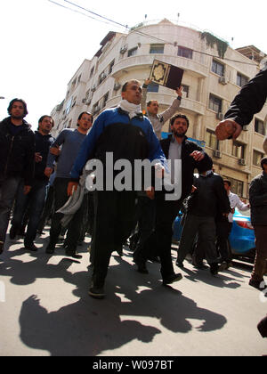 Anti-syrischen Regierung Protesters shout Slogans während einer Demonstration am Souk Al-Hamadiyeh Straße am Freitag, 25. März 2011, nach Freitag Gebete bei Omayyed Moschee im Zentrum der Altstadt von Damaskus in Syrien. Hunderte von syrer Demonstranten skandierten Parolen fordern die Absetzung des syrischen Präsidenten Baschar al-Assad. UPI/Ali Bitar Stockfoto