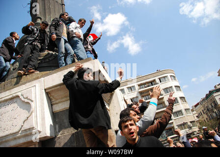 Anti-syrischen Regierung Protesters shout Slogans während einer Demonstration am Souk Al-Hamadiyeh Straße am Freitag, 25. März 2011, nach Freitag Gebete bei Omayyed Moschee im Zentrum der Altstadt von Damaskus in Syrien. Hunderte von syrer Demonstranten skandierten Parolen fordern die Absetzung des syrischen Präsidenten Baschar al-Assad. UPI/Ali Bitar Stockfoto