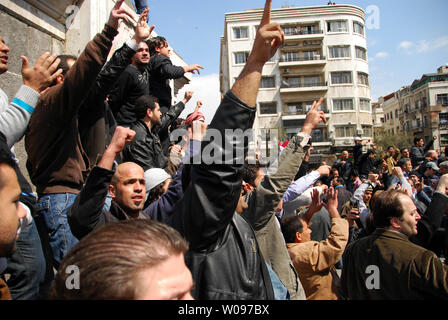 Anti-syrischen Regierung Protesters shout Slogans während einer Demonstration am Souk Al-Hamadiyeh Straße am Freitag, 25. März 2011, nach Freitag Gebete bei Omayyed Moschee im Zentrum der Altstadt von Damaskus in Syrien. Hunderte von syrer Demonstranten skandierten Parolen fordern die Absetzung des syrischen Präsidenten Baschar al-Assad. UPI/Ali Bitar Stockfoto