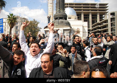 Anti-syrischen Regierung Protesters shout Slogans während einer Demonstration am Souk Al-Hamadiyeh Straße am Freitag, 25. März 2011, nach Freitag Gebete bei Omayyed Moschee im Zentrum der Altstadt von Damaskus in Syrien. Hunderte von syrer Demonstranten skandierten Parolen fordern die Absetzung des syrischen Präsidenten Baschar al-Assad. UPI/Ali Bitar Stockfoto