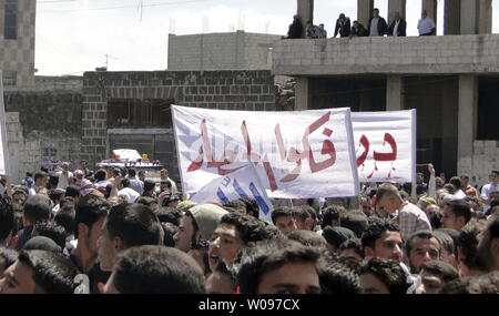 Syrische regierungsfeindlichen Demonstranten halten einen Protest Aufruf für das Ende der Aufruf für ein Ende des Regimes von Präsident Baschar al-Assad in Nawa, Darra Stadt, Syrien, am 6. Mai 2011. UPI Stockfoto
