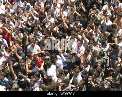 Syrische regierungsfeindlichen Demonstranten halten einen Protest Aufruf für das Ende der Aufruf für ein Ende des Regimes von Präsident Baschar al-Assad in Nawa, Darra Stadt, Syrien, am 6. Mai 2011. UPI Stockfoto