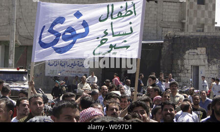 Syrische regierungsfeindlichen Demonstranten halten einen Protest Aufruf für das Ende der Aufruf für ein Ende des Regimes von Präsident Baschar al-Assad in Nawa, Darra Stadt, Syrien, am 6. Mai 2011. UPI Stockfoto
