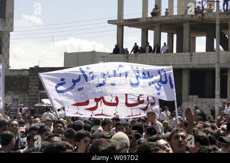Syrische regierungsfeindlichen Demonstranten halten einen Protest Aufruf für das Ende der Aufruf für ein Ende des Regimes von Präsident Baschar al-Assad in Nawa, Darra Stadt, Syrien, am 6. Mai 2011. UPI Stockfoto
