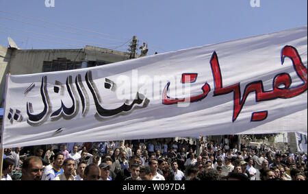 Syrische regierungsfeindlichen Demonstranten halten einen Protest Aufruf für das Ende der Aufruf für ein Ende des Regimes von Präsident Baschar al-Assad in Nawa, Darra Stadt, Syrien, am 6. Mai 2011. UPI Stockfoto