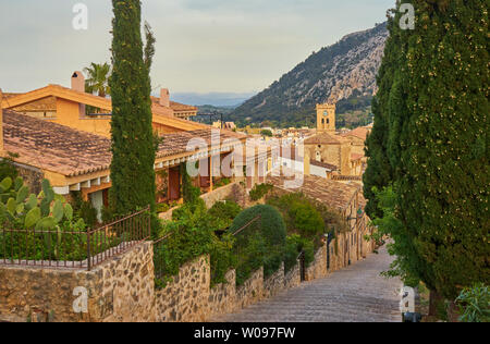 Blick auf die Carrer del Calvari mit typischen alten Häusern und Stadt Pollença, altes Dorf auf der Insel Palma de Mallorca, Spanien Stockfoto