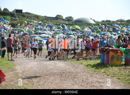 Festivalbesucher nehmen an einem Gottesdienst am frühen Morgen läuft während das Glastonbury Festival in würdiger Farm, Pilton, Somerset. Stockfoto