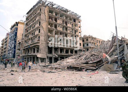 In diesem Foto, das durch die syrische offizielle Nachrichtenagentur SANA, syrische Beamte freigegeben und Retter prüfen Sie die Szene, wo mehrere Bomben Explosionen im Zentrum von Aleppo, Syrien am 3. Oktober 2012 getroffen. Die offensichtlichen Selbstmord Auto blasts im von der Regierung kontrollierten Gebiet kam innerhalb von Minuten von einander und tötete mindestens 40 Menschen. Aleppo ist Syriens zweitgrößte Stadt und ist im Wesentlichen in der Hälfte mit den Rebellen die Kontrolle der östlichen Teil und die Regierung die Kontrolle der westlichen Teil aufgeteilt. UPI Stockfoto