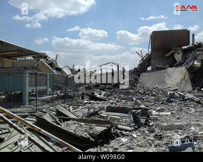 Foto von der Syrischen offizielle Nachrichtenagentur SANA freigegeben wird, zeigt die Schäden des Syrischen Wissenschaftliche Forschungszentrum, die von den USA angegriffen wurde, britischen und französischen Militär Streiks Präsident Bashar Assad für vermutete chemische Angriffe gegen die Zivilbevölkerung, die in Barzeh, in der Nähe von Damaskus, Syrien, 14. April 2018 zu bestrafen. Foto von SANA/UPI Stockfoto