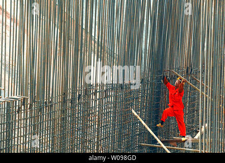 Ein Bauarbeiter Bindungen Stahl Betonstahl zusammen an einem Entwicklungsprojekt in Shenzhen, einer größeren Stadt in der südchinesischen Provinz Guangdong am 22. Oktober 2013. China hat eine Smart City Programm landesweite asa Teil seiner Bemühungen um die Möglichkeiten, eine neue Art von Urbanisierung zu fördern erforschen eingeleitet. UPI/Stephen Rasierer Stockfoto