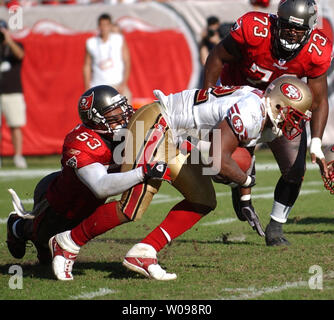 Tampa Bay Buccaneers' linebacker Shelton Quarles (53) bringt die San Francisco 49ers' runningback Kevan Barlow (32) als defensiver Jon Bradley bewegt sich im Raymond James Stadion in Tampa, FL an November 21, 2004 zu helfen. Die Piratenschiffe Beat der 49ers 35-3. (UPI Foto/Cathy Kapulka) Stockfoto