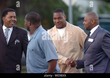 Tampa Bay Buccaneer Derrick Brooks (dritter von links) Gespräche mit Freunden, als er die Straße auf dem Weg nach James Dungy's anzeigen Wilson an der Beerdigung zu Hause Dez.26, 2005 in Tampa, FL kreuzt. James Dungy, 18, war der Sohn des ehemaligen Buccaneers' Head Coach Tony Dungy. James war tot in seinem Lutz, Fl. apartment Dez. 22, 2005 gefunden. Das Hillsborough County Sheriff's Office hat seinen Tod einem offensichtlichen Selbstmord ausgeschlossen. (UPI Foto/Cathy Kapulka) Stockfoto