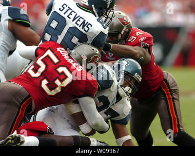 Tampa Bay Buccaneers' linebacker Shelton Quarles (53) packt Seattle Seahawks' zurück läuft Shaun Alexander als Seahawks 'tight end Jerramy Stevens defensive (86) blockiert die Buccaneers' Ende Greg Türme (94) bei Raymond James Stadion in Tampa, Florida, am 31. Dezember 2006. Die Seahawks schlagen die Piratenschiffe 23-7. (UPI Foto/Cathy Kapulka) Stockfoto
