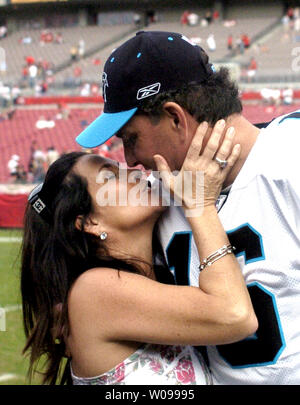 Carolina Panthers' quarterback Vinny Testaverde (16) gratuliert von seiner Frau, Mitzi, nach dem Leoparden die Tampa Bay Buccaneers 31-23 bei Raymond James Stadium in Tampa, Florida am 30 Dezember, 2007 Beat. Testaverde, 44, zieht sich nach dem heutigen Spiel. Er hält den NFL Rekord für das Werfen mindestens einen Touchdown pass in 21 gerade Jahreszeiten. (UPI Foto/John Stuper) Stockfoto