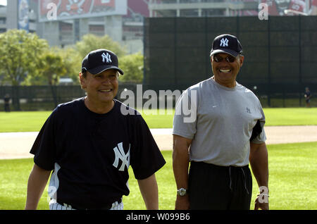 Reggie Jackson und New York Yankees' neuestes Teammitglied, Billy Crystal, Witz, bevor schlagende Praxis an den Legenden" Feld in Tampa, Florida, am 12. März 2008. Crystal unterzeichnet - Vertrag mit dem Team. Crystal 60 biegen Sie am 14. März und es war seinen Geburtstag wünschen, ein New York Yankee Team Mitglied werden. (UPI Foto/Cathy Kapulka) Stockfoto